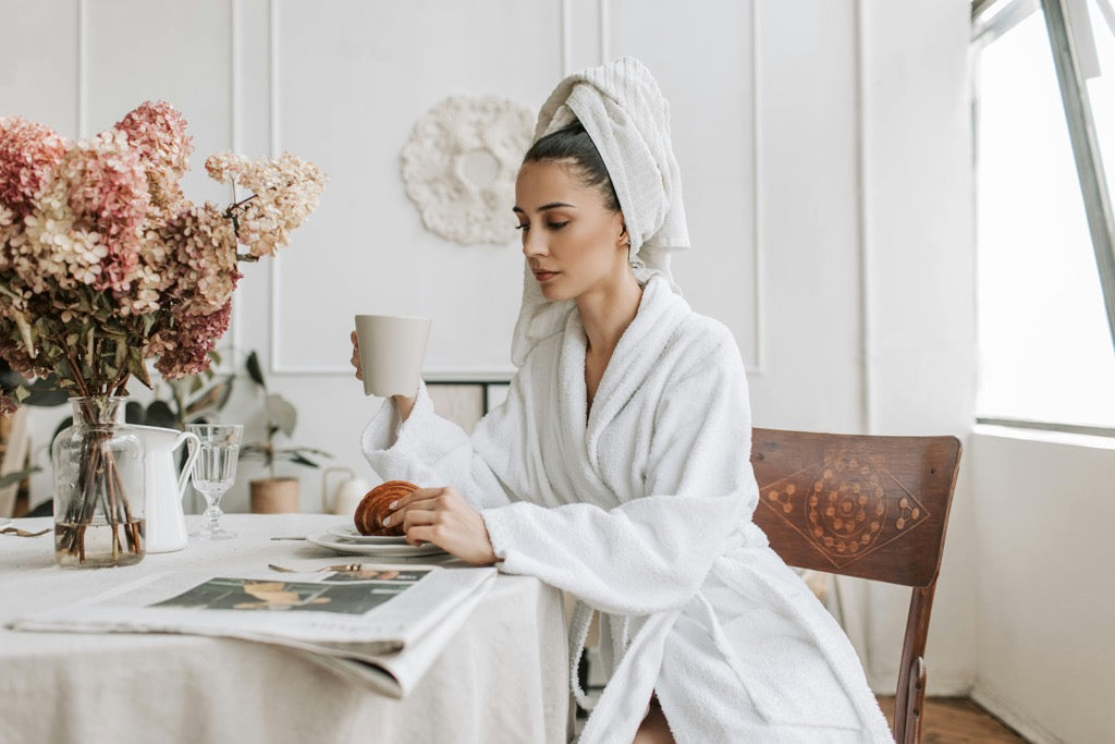 Die Geschichte des Bademantels: Von antiken Zeiten bis zum modernen Spa